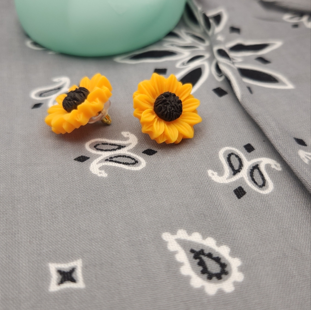 Sunflower stud earrings
